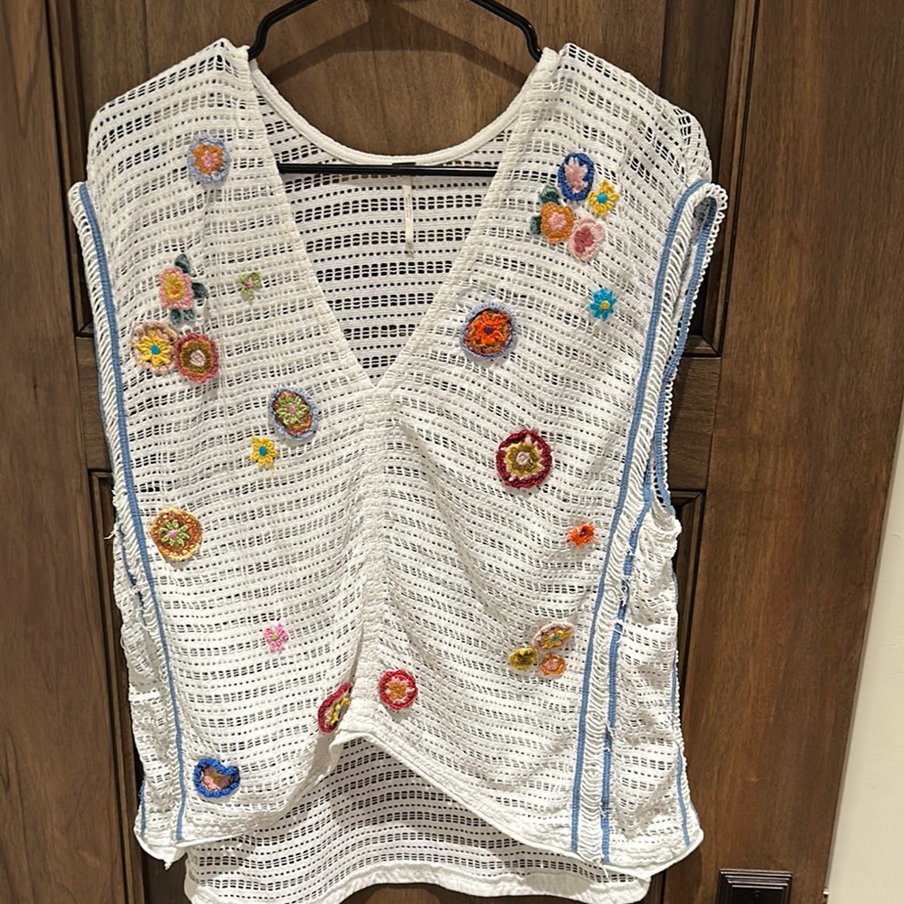 Free People Floral Embroidered White Sleevelleas